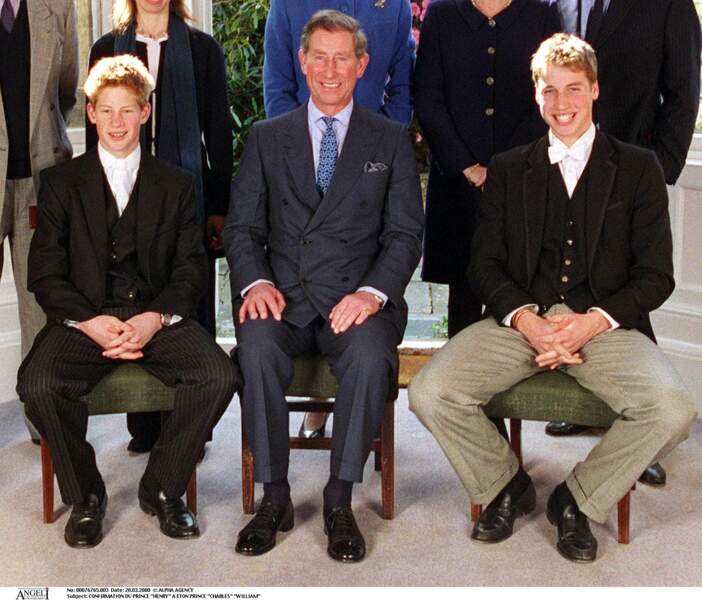 Le prince Harry âgé de 15 ans aux côtés de son père et de son frère, lors d'une cérémonie à Eton.