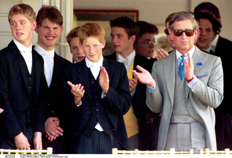Le prince Harry avec son père Charles, lors d'un match de polo en 1999.