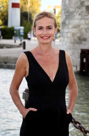 Sandrine Bonnaire, radieuse en combinaison et rouge à lèvres rouge comme présidente du jury du Festival de la Fiction TV de la Rochelle le 13 Septembre 2022.