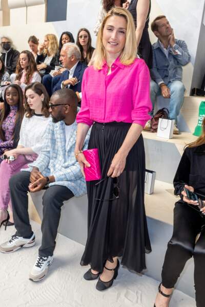Julie Gayet mise sur un side hair sur le front row du défilé Chanel Couture à Paris - collection automne-hiver 2023, le 5 juillet 2022.
