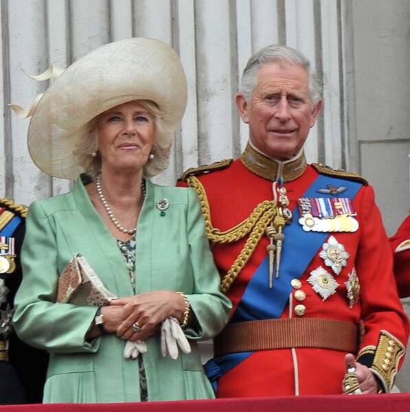 Charles III et Camilla Parker Bowles parviennent à faire accepter leur amour par le clan Windsor et deviennent des membres essentiels de la monarchie britannique 