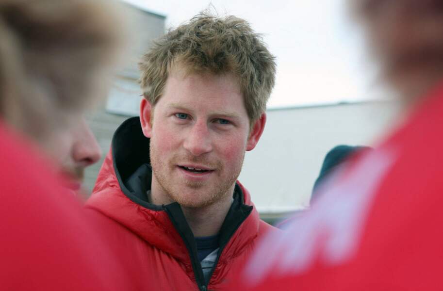 Le prince Harry attend l'avion pour survoler le pole Nord, en 2011