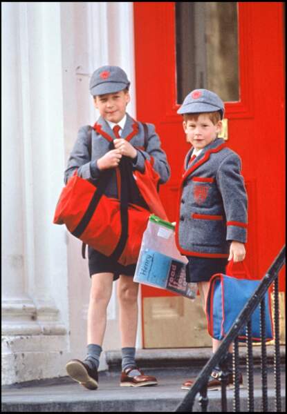 Le prince Harry et son grand frère en tenue d'écoliers, en 1990