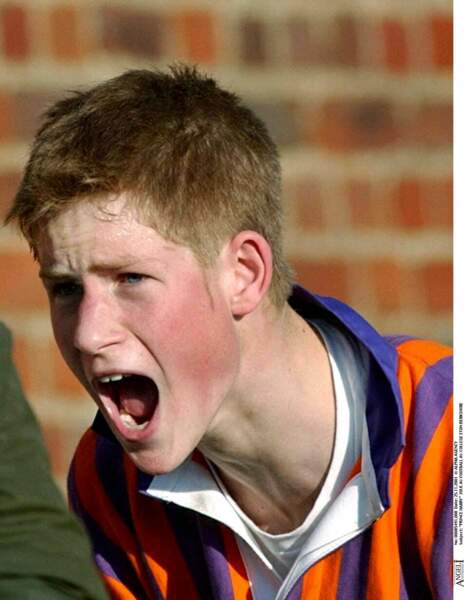 Le prince Harry, 17 ans, joue au football