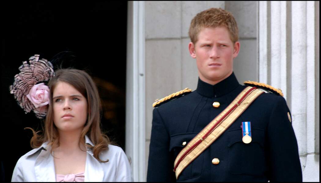 Le prince Harry, 21 ans, avec sa cousine la princesse Eugénie, au balcon de Buckingham Palace en 2006 pour Trooping the colour