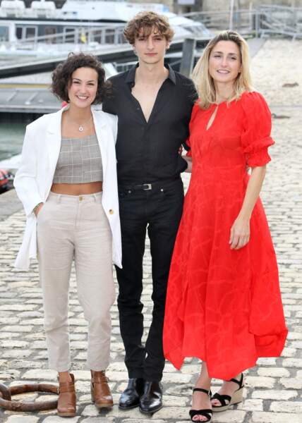 Julie Gayet est sublime aux côtés d'Ilona Bachelier et Vassili Schneider au Festival de la Rochelle, ce 14 septembre 2022. 