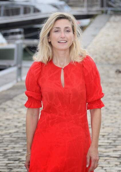 Julie Gayet en robe rouge pour sa venue au Festival de La Rochelle, ce 14 septembre 2022. 