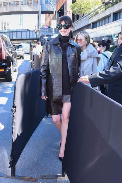 Anne Hathaway est stylée avec le combo haute queue-de-cheval et frange effilée au défilé de mode Michael Kors  à New York, le 14 septembre 2022 - collection printemps/été 2023. 