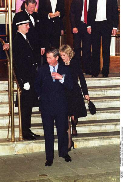 En 1999, trois ans après le divorce de Charles III et Lady Di, le futur roi est photographié avec Camilla à son bras en sortant d'un hôtel
