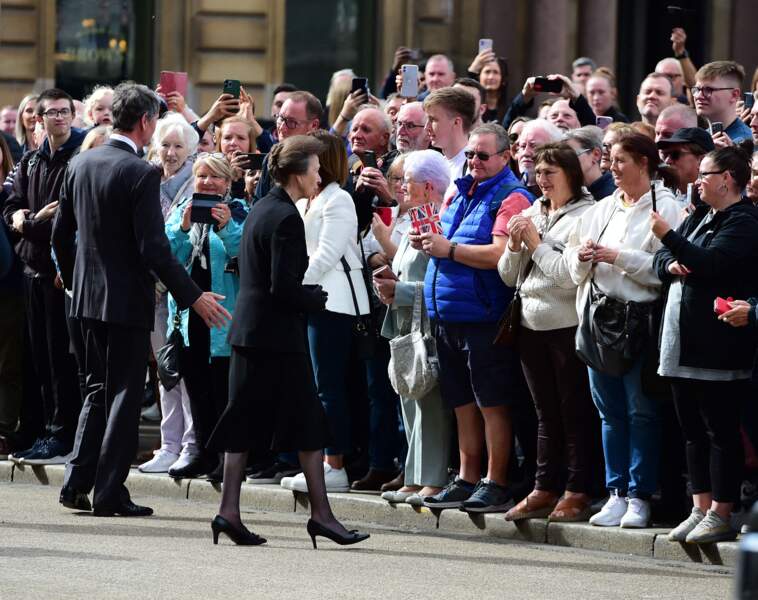 À la sortie de l'hôtel de Ville de Glasgow, la cadette de Charles III est allée discuter avec les admirateurs de la Couronne qui l'ont vivement applaudie