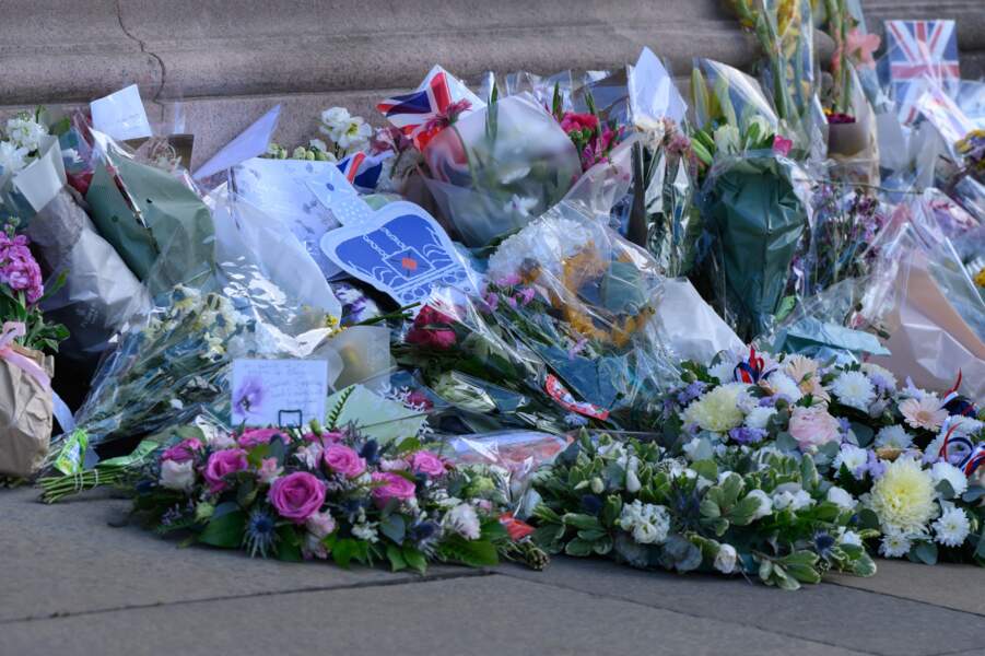 Devant l'hôtel de Ville, des centaines de bouquets et de mots adressés à la Couronne ont été déposés par le peuple écossais
