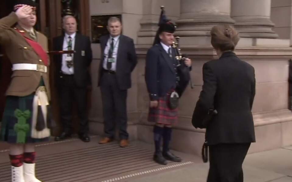 En signe de respect, les gardes positionnés devant l'hôtel de Ville a salué la fille d'Elizabeth II 