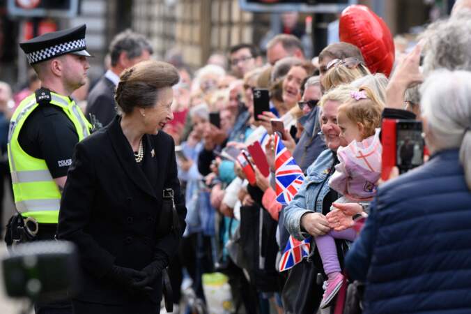 Endeuillée mais souriante, la princesse Anne, unique fille d'Elizabeth II, a rencontré le public venu rendre hommage à la reine lors d'une visite à Glasgow, ce 15 septembre
