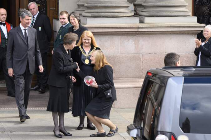 À sa sortie de la mairie, l'aînée des princes Andrew et Edward a reçu un joli bouquet, qu'elle a posé avec les autres disposés devant l'édifice en hommage à sa mère