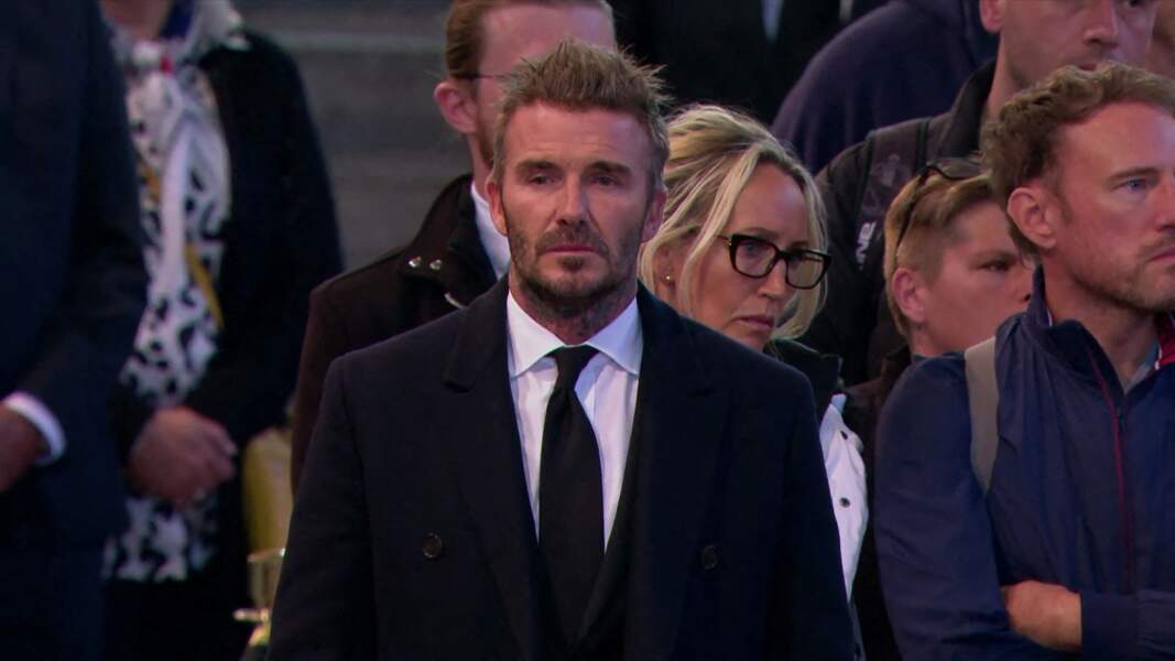 La légende du sport anglais David Beckham a rejoint ce vendredi 16 septembre des milliers de personnes venues faire la queue pour rendre un dernier hommage à la reine Elizabeth II à Londres.