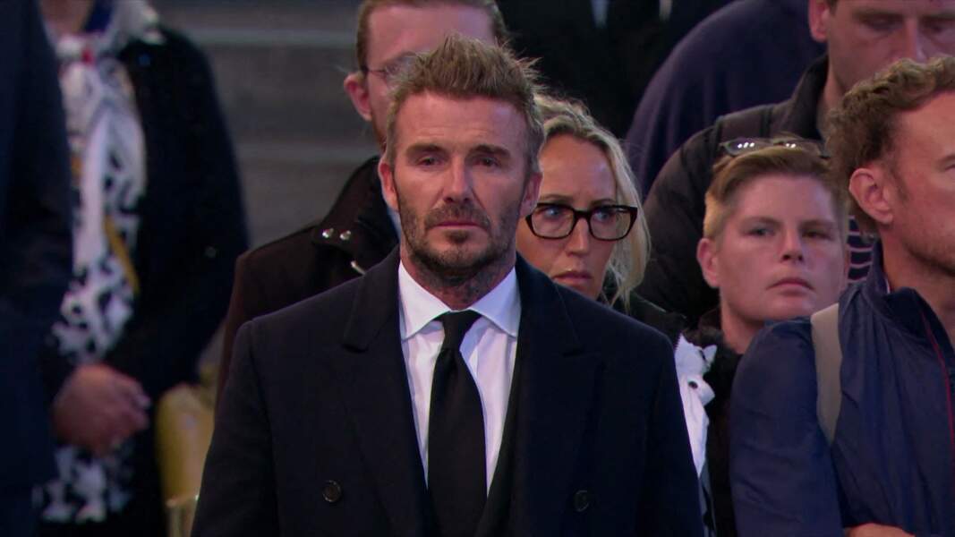 Vêtue d'un costume et d'une cravate sombres et portant une casquette gavroche sur la tête, David Beckham était visiblement ému au moment de rendre un dernier hommage à la reine Elizabeth II à Westminster Hall le 16 septembre.