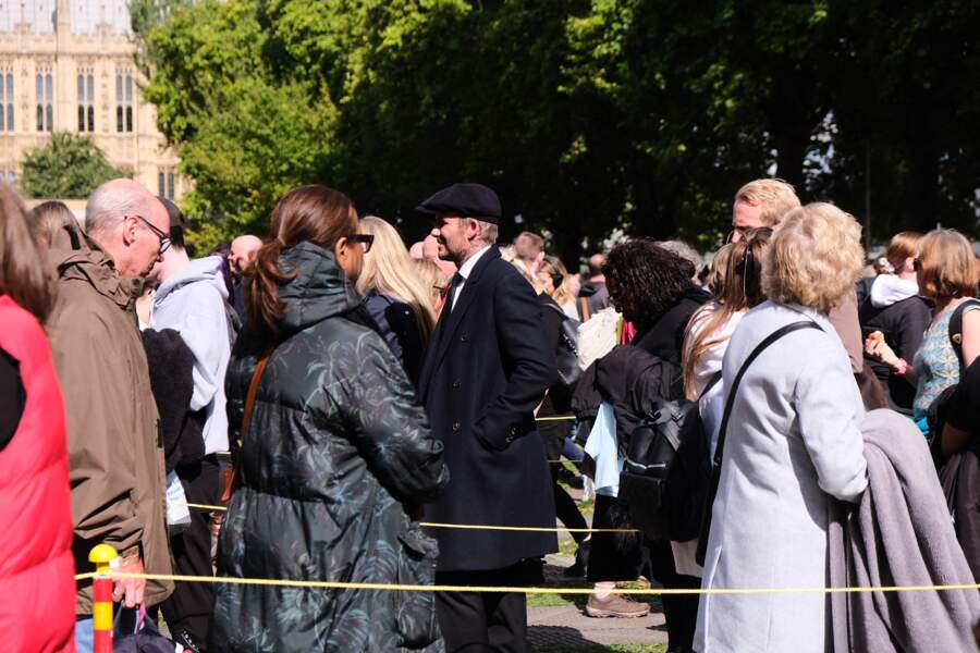 David Beckham a fait la queue comme tout le monde pour rendre hommage à la reine Elizabeth II à Westminster Hall le 16 septembre.