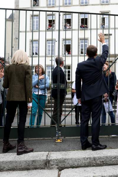 Emmanuel et Brigitte Macron au contact de la foule.