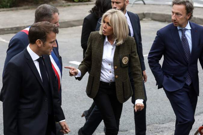 Emmanuel et Brigitte Macron en pleine discussion avec le maire d'Aubusson.