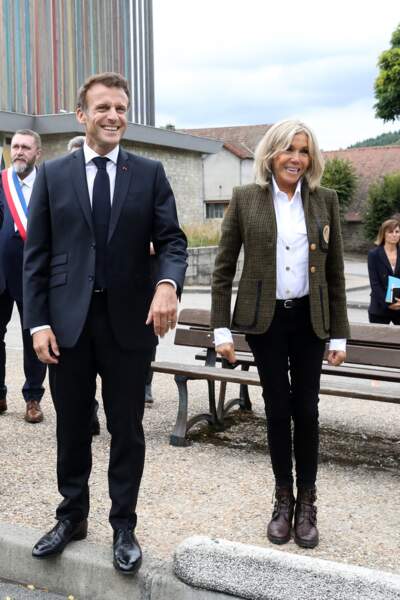 Emmanuel et Brigitte Macron très chics et tout sourires lors de cet événement.

