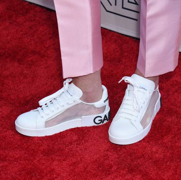 Des baskets blanches, signées Dolce & Gabbana, - marque dont elle est l'égérie pour Sharon Stone au photocall de la soirée Core Gala à Los Angeles le 10 juin.