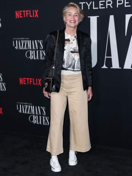 En optant pour un look décontracté avec un blazer noir et des baskets blanches, Sharon Stone a attiré les regards à la Première de "Jazzman's Blues" à Los Angeles, le 16 septembre.