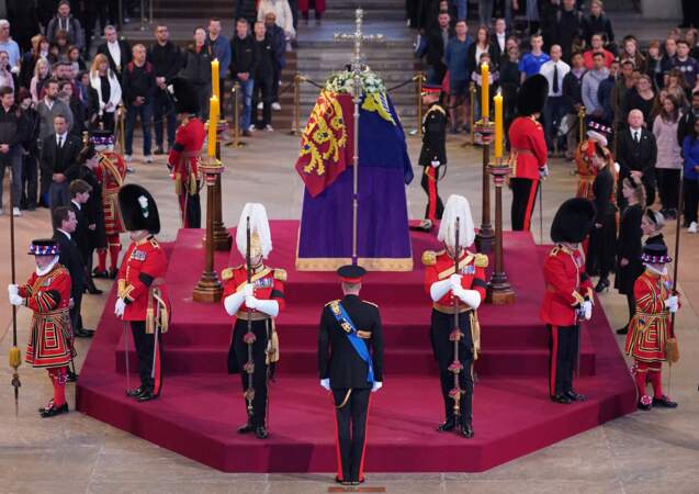 Veillée des petits-enfants de la reine Elizabeth II au Westminster Hall à Londres, le 17 septembre 2022