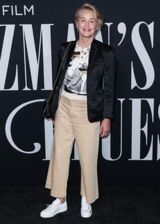 En choisissant un blazer noir et des baskets blanches, Sharon Stone était décontractée à la Première de "Jazzman's Blues" à Los Angeles, le 16 septembre.
