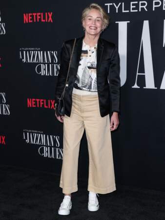 En optant pour un look simple avec blazer noir et baskets, Sharon Stone a attiré les regards à la Première de son film "Jazzman's Blues" à Los Angeles, le 16 septembre.