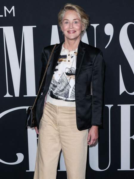 Pantalon beige et blazer noir, Sharon Stone était à la Première de "Jazzman's Blues" à Los Angeles, le 16 septembre.