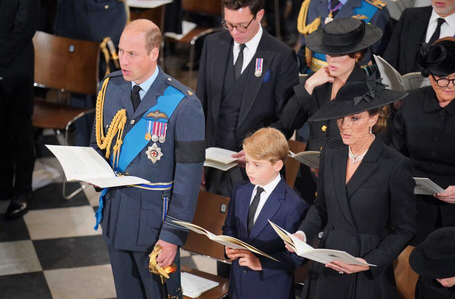 Le prince William, son épouse Kate Middleton et leur fils le prince George solennels lors des funérailles de la reine Elizabeth II à l'Abbaye de Westminster, le 19 septembre 2022.