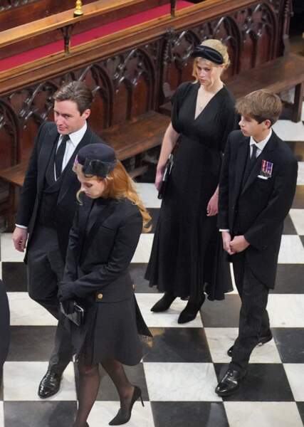 La princesse Beatrice d'York, Edoardo Mapelli Mozzi, Louise et James Windsor arrivent dans la nef de l'Abbaye de Westminster pour les funérailles d'État de la reine Elizabeth II, le 19 septembre 2022.