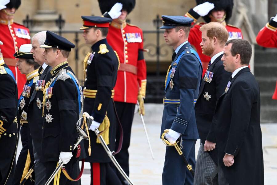 La princesse Anne, le prince Andrew, duc d'York, le prince Edward, le prince William, prince de Galles, le prince Harry assistent à la procession du cercueil de la reine Elizabeth II d'Angleterre de Westminster Hall à l'Abbaye de Westminster, à Londres, le 19 septembre 2022.