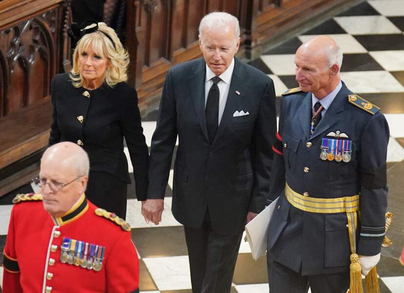 Le président des États-Unis Joe Biden et son épouse Jill Biden arrivent à l'Abbaye de Westminster pour assister aux funérailles d'État de la reine Elizabeth II, le 19 septembre 2022.