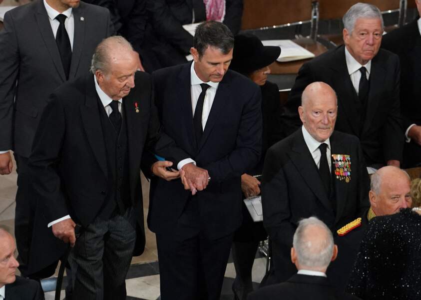 L'ancien monarque Juan Carlos d'Espagne et son fils le roi Felipe VI d'Espagne prennent place dans l'Abbaye de Westminster à Londres pour assister aux funérailles d'État de la reine Elizabeth II, le 19 septembre 2022.