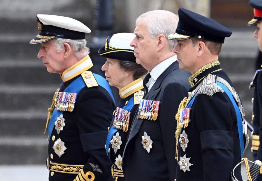 Le roi Charles III, sa soeur la princesse Anne et ses frères les princes Andrew duc d'York et Edwards assistent à la procession du cercueil de la reine Elizabeth II d'Angleterre de Westminster Hall à l'Abbaye de Westminster, à Londres, le 19 septembre 2022.