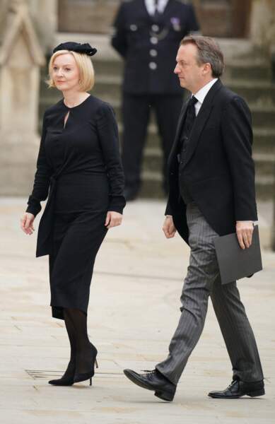 La Première ministre britannique Liz Truss et son époux Hugh O'Leary arrivent à l'Abbaye de Westminster pour assister aux funérailles d'États de la reine Elizabeth II, le 19 septembre 2022.