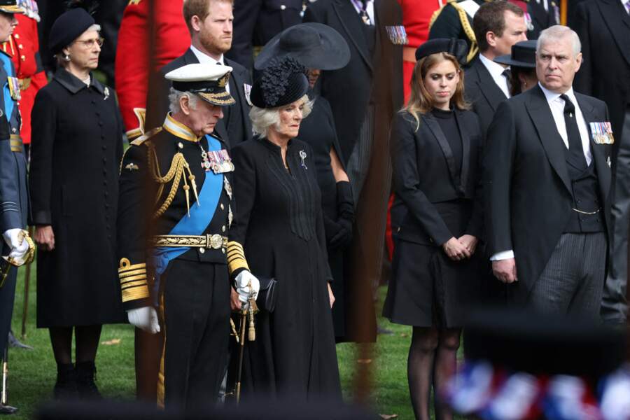 Le roi Charles III, la reine consort Camille Parker-Bowles, le prince Harry et la princesse Beatrice d'York suivent la procession du cercueil de la reine Elizabeth II  de l'Abbaye de Westminster à Wellington Arch à Hyde Park Corner, le 19 septembre 2022.