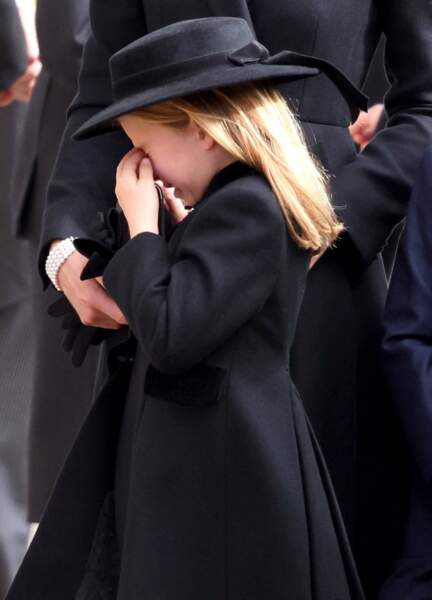 La princesse Charlotte fond en larmes à son arrivée à l'Abbaye de Westminster pour les funérailles de la reine Elizabeth II, le 19 septembre 2022.