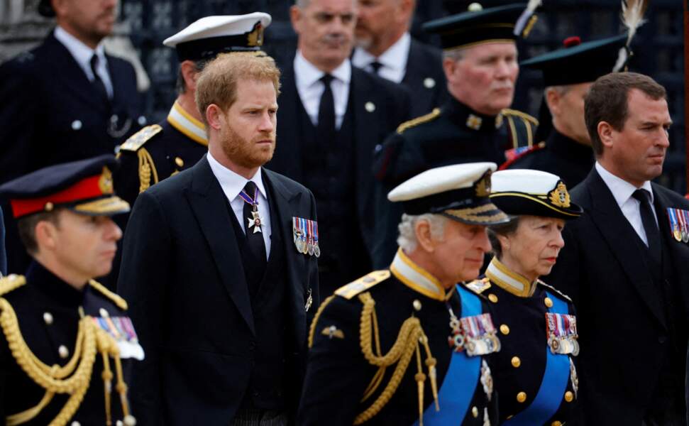 Le prince Harry esseulé lors de la procession du cercueil de la reine Elizabeth II d'Angleterre de Westminster Hall à l'Abbaye de Westminster, à Londres, le 19 septembre 2022.
