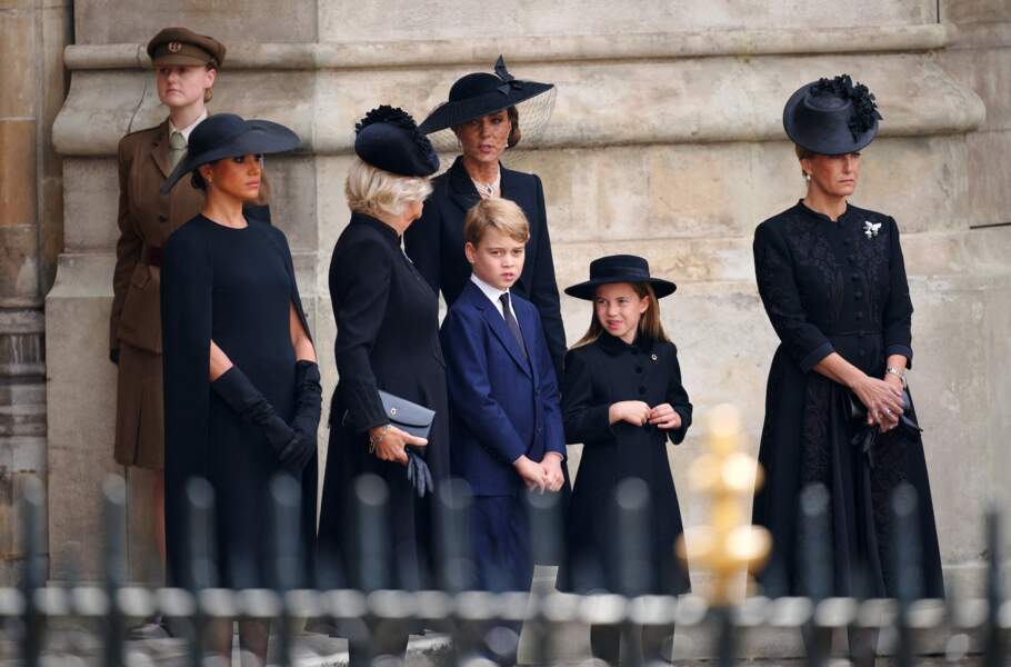 Meghan Markle, la reien consort Camilla Parker Bowles, la reine de Galles Kate Middleton et ses enfants George et Charlotte, et la comtesse Sophie de Wessex sortent de l'Abbaye de Westminster à la fin des funérailles d'Elizabeth II, le 19 septembre 2022.