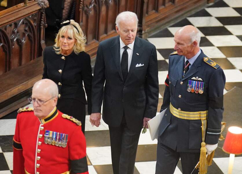 Le coule présidentiel américain, Joe et Jill Biden, prend place dans l'Abbaye de Westminster pour assister aux funérailles d'État de la reine Elizabeth II, le 19 septembre 2022.