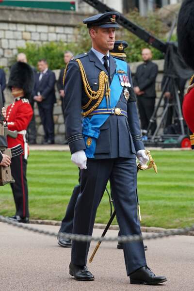 Le prince William très ému arrive à la cérémonie funèbre à la chapelle Saint-Georges à Windsor, pour un ultime hommage à la reine Elizabeth II, le 19 septembre 2022.