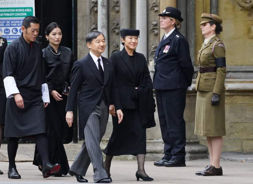 L'empereur Naruhito du Japon et sa femme l'impératrice Masako arrivent à l'Abbaye de Westminster pour assister aux funérailles d'États de la reine Elizabeth II, le 19 septembre 2022.