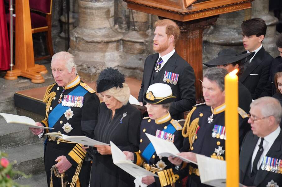 Le prince Harry, derrière son père le roi Charles III, pour assister aux funérailles del a reine Elizabeth II en l'Abbaye de Westminster, le 19 septembre 2022. 