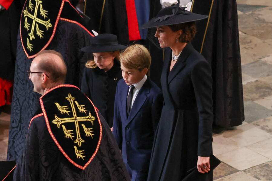 La princesse de Galles Kate Middleton, le prince George et la princesse Charlotte prennent place en l'Abbaye de Westminster à Londres, le 19 septembre 2022.
