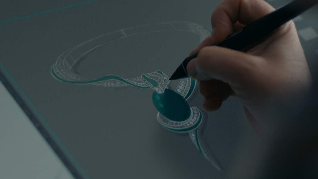 Le collier Serpenti Hypnotic Emerald dans le premier docufilm de Bulgari, "Inside the Dream - Dans les coulisses de la haute joaillerie". 