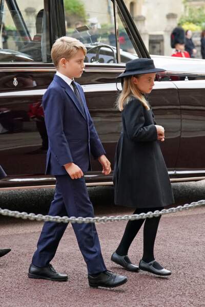 Le prince George et sa petite soeur la princesse Charlotte arrivent à la cérémonie funèbre à la chapelle Saint-Georges à Windsor, pour un ultime hommage à la reine Elizabeth II, le 19 septembre 2022.
