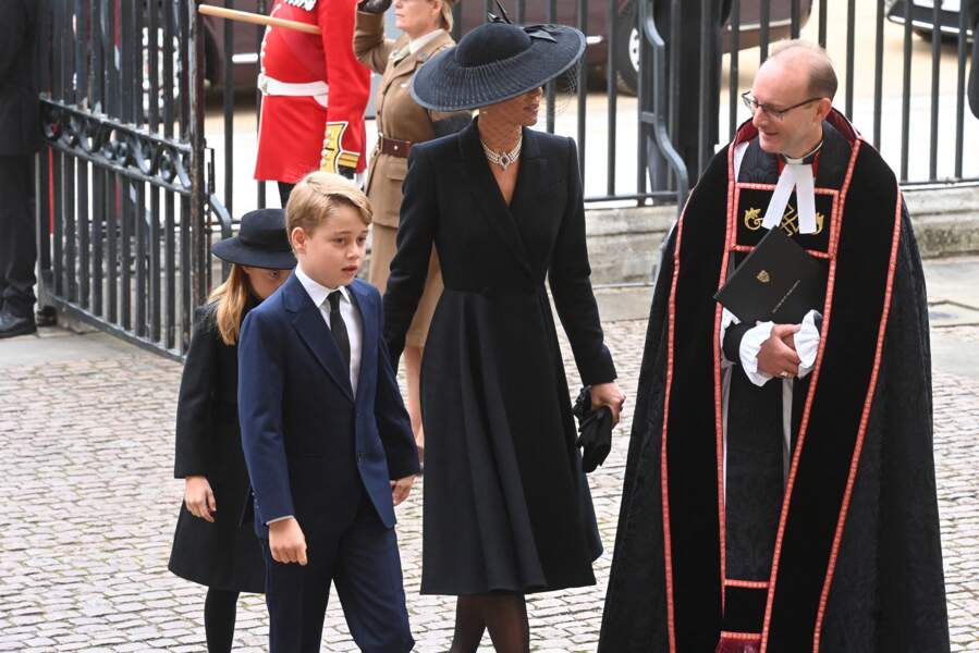 La princesse de Galles Kate Middleton et ses enfants George et Charlotte se dirigent vers l'Abbaye de Westminster pour assister aux funérailles d'État de la reine Elizabeth II, le 19 septembre 2022.