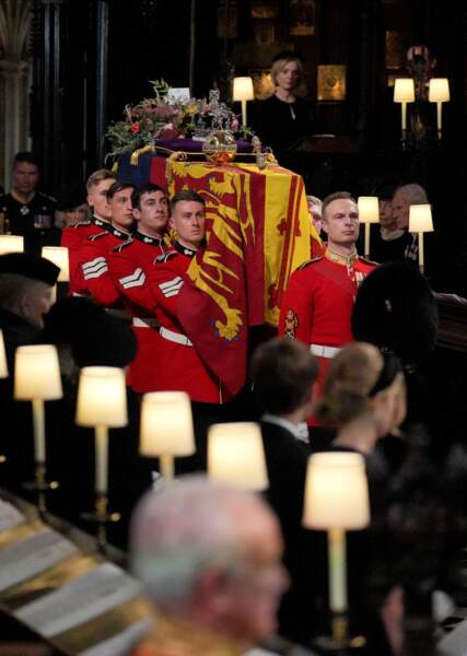 Le cercueil de la reine Elizabeth II arrive en la chapelle Saint-Georges de Windsor pour une ultime cérémonie funèbre, le 19 septembre 2022.